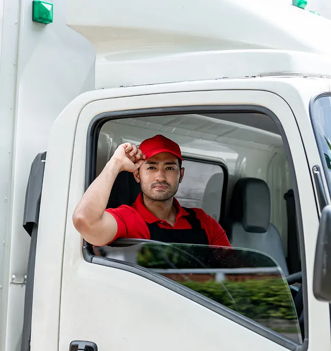 Ein Service-Mitarbeiter grüßt aus seinem Lastkraftwagen