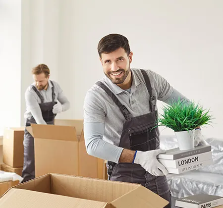 Zwei Möbelpacker beim Räumen einer Wohnung