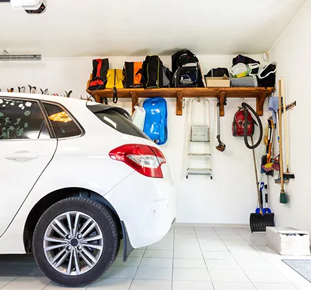 Ein Auto steht in einer aufgeräumten Garage