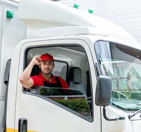 Ein Umzugshelfer grüßt aus einem Transporter