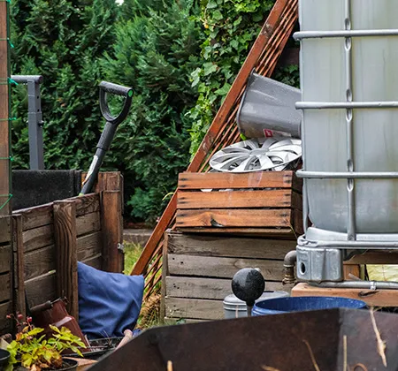 Gerümpel in einem Garten bereit zur Beräumung