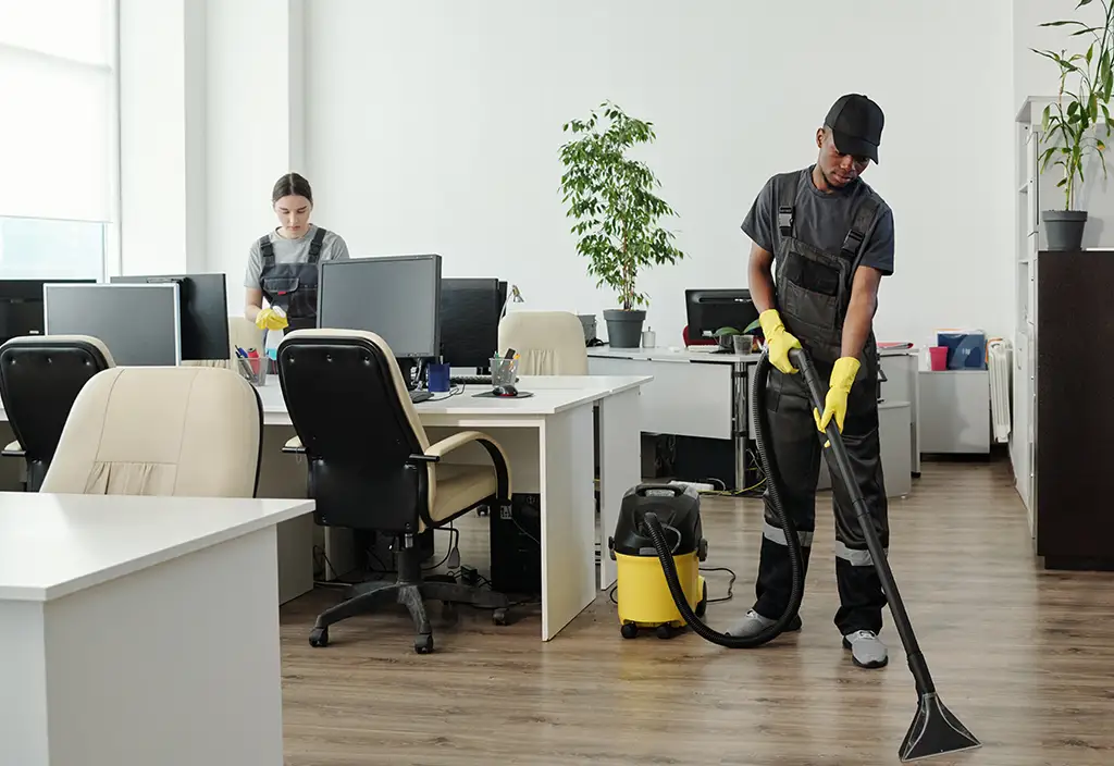 Zwei Putzkräfte bei der gründlichen Büroreinigung